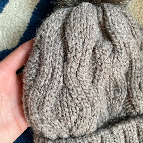 ❄️ H&M GREY WOOL BLEND FAUX FUR POM POM CABLE KNIT WINTER HAT! - Picture 12 of 15